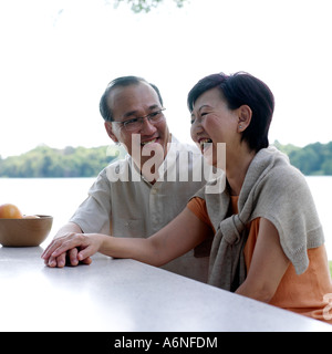 Senior couple chatting in park Banque D'Images