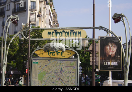 La station de métro Raspail à sur Rue Raspail avec garnitures Art Nouveau d'Hector Guimard Montparnasse Paris France Banque D'Images