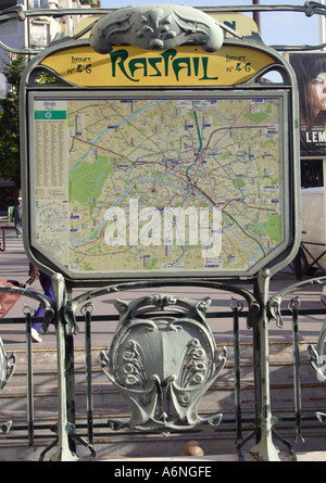 La station de métro Raspail à sur Rue Raspail avec garnitures Art Nouveau d'Hector Guimard Montparnasse Paris France Banque D'Images