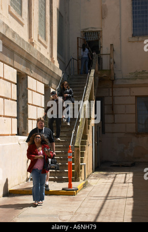 Escaliers de la prison à la cour d'exercice sur l'île d'Alcatraz à San Francisco, Californie Banque D'Images