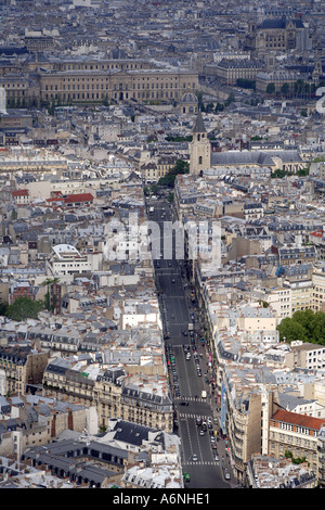 La rue de Rennes à Saint Germain des Prés et du Louvre en arrière-plan Paris France Banque D'Images