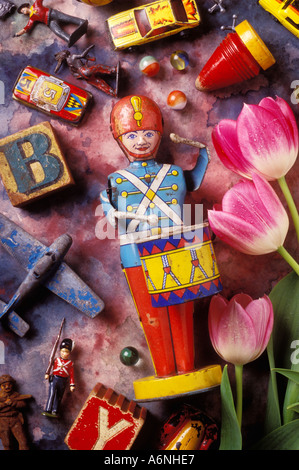 Vieux jouets d'enfants et des tulipes roses enfants vie toujours vertical couleur couleur coloré couleurs couleurs lettre m'en bois Banque D'Images