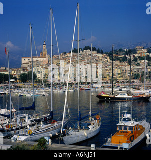 Vue sur le port à la hauteur des mâts en location à quai dans le port de plaisance de Menton au Sud de France Banque D'Images