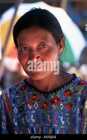 Portrait d'une femme de San Juan Cotzal triangle Ixil marché à El Quiché Guatemala Amérique Centrale Banque D'Images