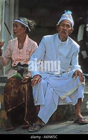 Personnes âgées amicale homme balinais et son épouse au temple en tenue de cérémonie célébration pleine lune Ubud Bali Indonésie Banque D'Images