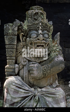 Rakasa démon hindou mythique gardien avec de longues dents et grand club à l'entrée du temple Ubud Bali Indonésie Banque D'Images