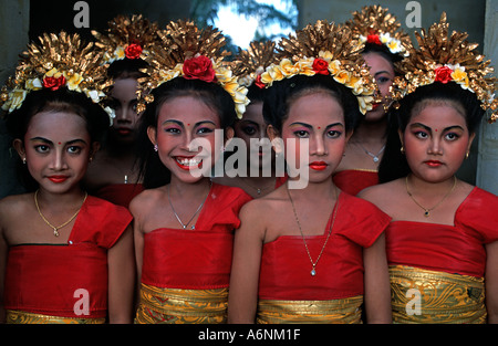 Un groupe de jeunes vêtus de couleurs vives danseurs balinais se prépare à effectuer l'Indonésie Ubud Banque D'Images