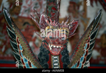 Le Garuda sculpture au pavillon flottant au Taman Gili Island Gardens Semerapura Klung Kung Bali Indonésie Banque D'Images