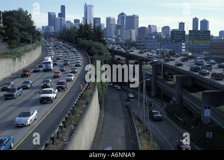 USA Washington Seattle sabots Trafic I 5 autoroute pendant l'heure de pointe du soir au nord du centre-ville Banque D'Images