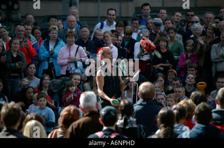 Le puissant Gareth juggling tronçonneuse dans l'air à l'Edinburgh Fringe Festival, Ecosse UK Europe Banque D'Images