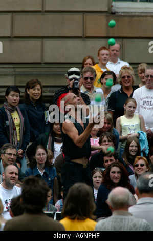 Le puissant Gareth balles dans l'air à l'Edinburgh Fringe Festival, Ecosse UK Europe Banque D'Images