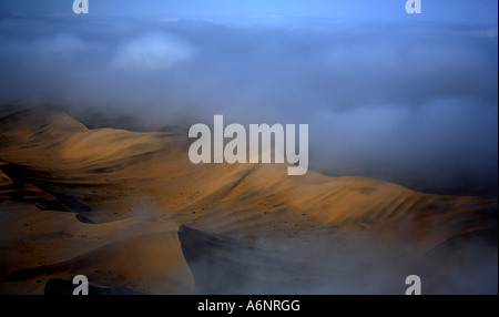 Brume sur le désert de Namib, Namibie Banque D'Images