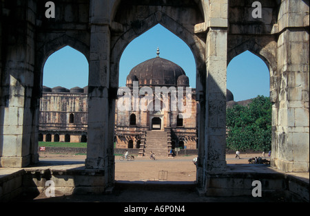 Vue de l'autre côté de la cour d'Jamma Masjid de Ashrafi Mahal Mandu Inde Asie Banque D'Images