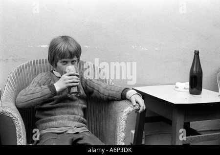 Les mineurs buvant les années 1970 Royaume-Uni. Le jeune garçon boit une pinte de bière dans un pub du village. Bellerby, Yorkshire, Angleterre 1973 HOMER SYKES Banque D'Images