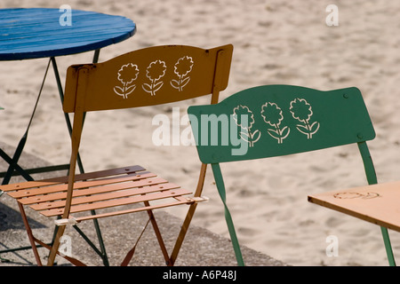 Des chaises en métal coloré avec percé détails à bord de plage Saint Valery sur Somme Somme Picardie France copie espace pour le texte Banque D'Images