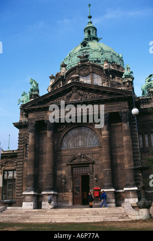 Les bains Széchenyi dans le parc de la ville de Budapest Hongrie Varosliget Banque D'Images