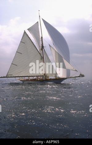 Gaffe classique yacht racing Avel durant la Conde de Barcelona reggatta Mallorca Espagne 1994 Banque D'Images