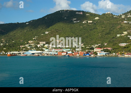 Les Docks niché sous les montagnes boisées de Tortola Banque D'Images