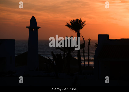 Architecture marocaine traditionnelle sur un coucher de soleil sur l'océan Atlantique à Agadir Maroc Banque D'Images
