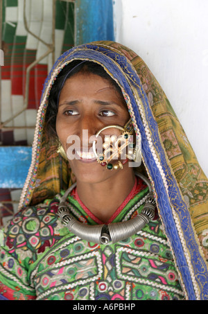 Vivement colorés traditionnels tribaux l'habit d'une femme dans un village banni dans le Gujarat Banque D'Images