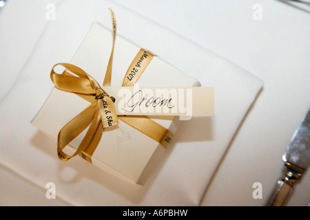 Faveur de mariage du marié sur table au petit-déjeuner de mariage Banque D'Images