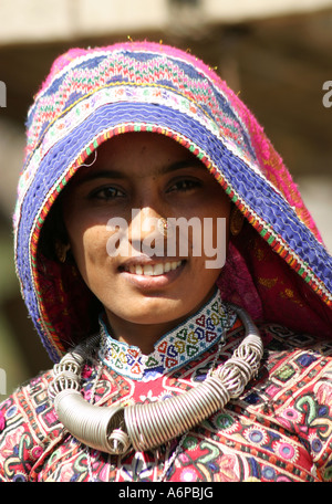 Vivement colorés traditionnels tribaux l'habit d'une femme dans un village banni dans le Gujarat Banque D'Images