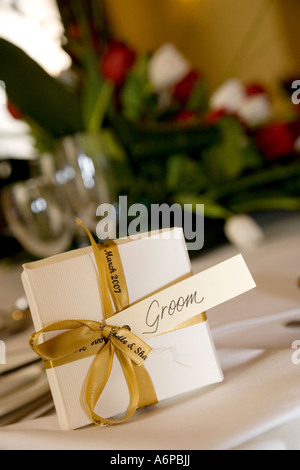 Faveur de mariage du marié sur table au petit-déjeuner de mariage Banque D'Images