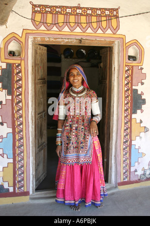 Vivement colorés traditionnels tribaux l'habit d'une femme dans un village banni dans le Gujarat Banque D'Images