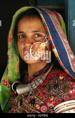 Vivement colorés traditionnels tribaux l'habit d'une femme dans un village banni dans le Gujarat Banque D'Images