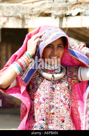 Vivement colorés traditionnels tribaux l'habit d'une femme dans un village banni dans le Gujarat Banque D'Images