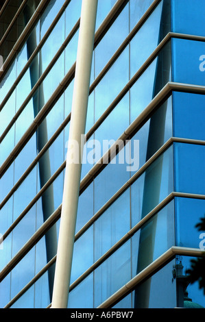 Cna77434 diagonale horizontale et poutres en acier utilisés dans la construction moderne en verre, Bangalore, Inde Banque D'Images