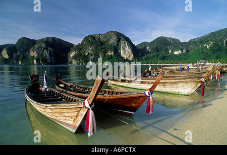 Bateaux Longtail alignés sur ton Sai Beach sur l'île paradisiaque de Koh Phi Phi dans les tropiques Banque D'Images