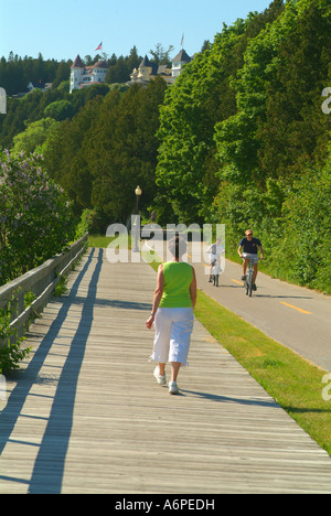 USA Michigan MI Mackinac Island exercice marche autour du Lake Shore Drive Banque D'Images