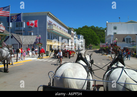 USA Michigan Lac Huron Mackinac Island Rue principale du centre-ville et des voitures à cheval Banque D'Images