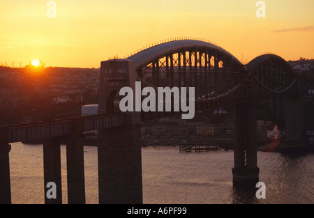 Coucher de soleil au Royal Albert pont de chemin de fer a ouvert en 1859, construit par Isambard Kingdom Brunel traversant la rivière tamar à plymouth uk Banque D'Images