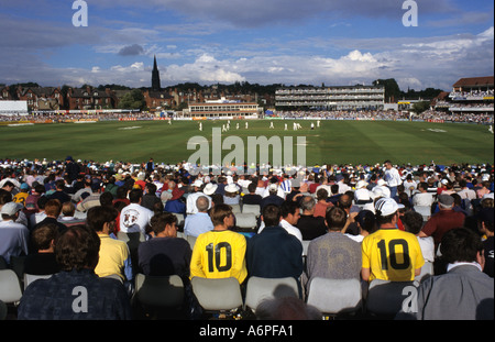 Regarder la foule cricket test match avec l'Angleterre contre l'Australie match cendres à headingley leeds uk Banque D'Images