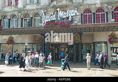 David Morgan department store de façade et scène de rue avec Cardiff South Wales UK shopper Banque D'Images