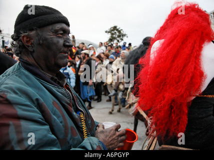 Les hommes de faire glisser au Carnaval de La Chèvre de Skyros SKYROS Festival îles grecques Grèce Hellas Banque D'Images