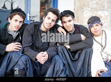 Les jeunes hommes à Aprokreas Festival propre lundi de Skyros SKYROS Îles grecques Grèce Hellas Banque D'Images