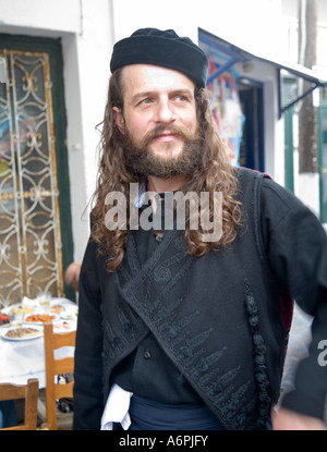 L'homme en vêtements traditionnels à l'Aprokreas propre lundi de Skyros SKYROS Festival Célébrations îles grecques Grèce Hellas Banque D'Images