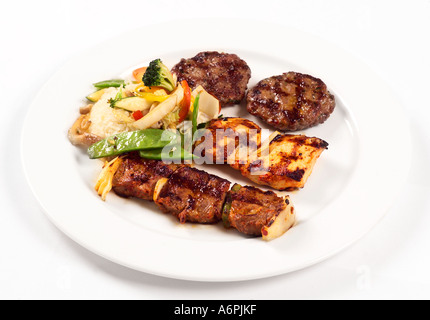 Une assiette de grillades turques avec agneau poulet riz légumes Banque D'Images