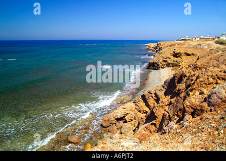 Voir À PARTIR DE LA FALAISE SUR LA baie rocheuse, LA MER BLEU CLAIR ET DES LOGEMENTS SUR LA COLLINE Banque D'Images