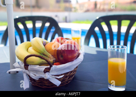 Une TABLE AU BORD DE LA MISE EN FRUITS ET JUS EN CHYPRE Banque D'Images