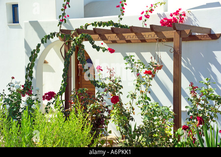 En dehors de l'APPARTEMENT VILLA avec de belles fleurs À CHYPRE Banque D'Images