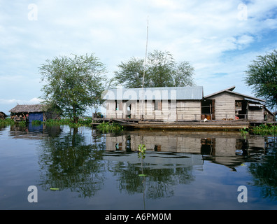 Un village flottant vietnamien dans le sud du Cambodge Asie du sud-est Banque D'Images
