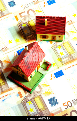 Deux miniature house sur les billets en euros 50 Banque D'Images