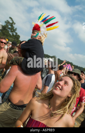 Homme portant un enfant sur les épaules du SH au Big Chill Festival Danse et musique Banque D'Images