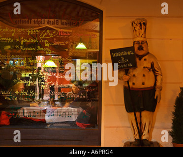 Manger dehors DANS UN RESTAURANT DANS LA VIEILLE VILLE DE PRAGUE Banque D'Images