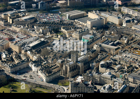 Vue aérienne de baignoire montrant l'abbaye de Bath à l'avant-plan. Banque D'Images