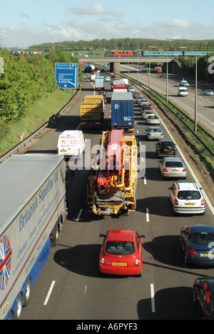 Transport Choice M25 autoroute nez à queue trafic lent regardant le train rapide de voyageurs sur le pont ferroviaire sortie 28 Brentwood Essex Angleterre Royaume-Uni Banque D'Images